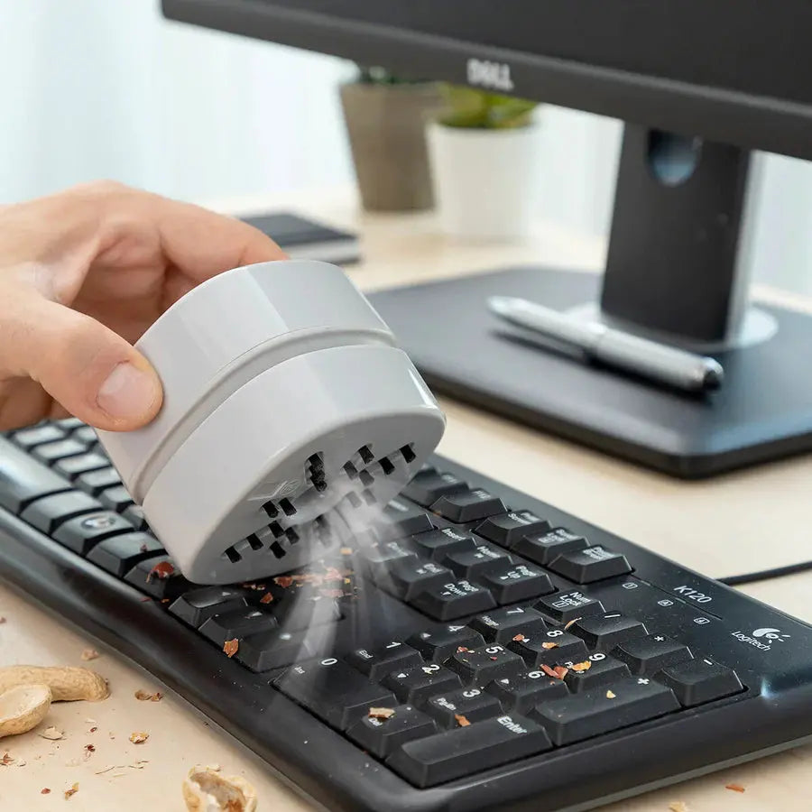 Aspirateur sans fil, puissance de l'aspiration sur un clavier d'ordinateur